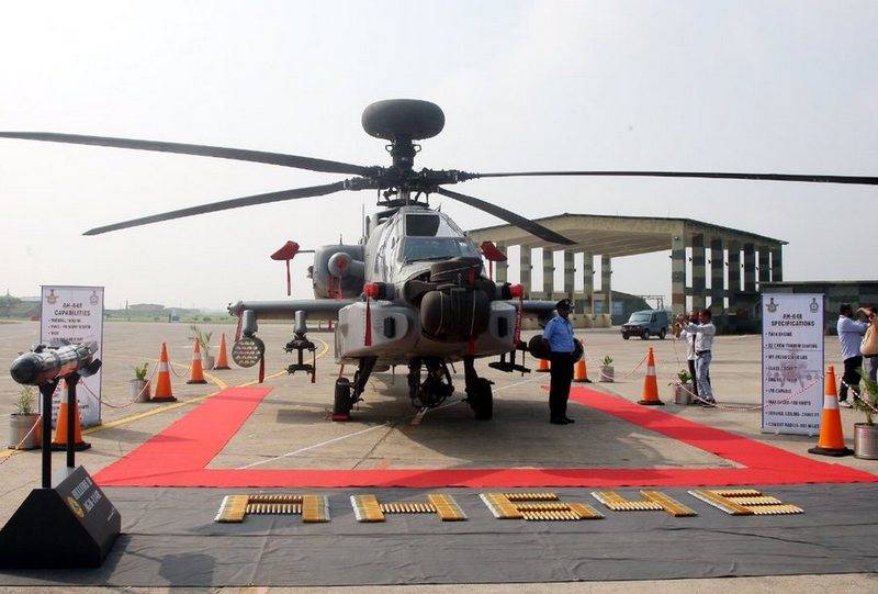 Indien nahm Sie auf die Arme die ersten acht Drum-Hubschrauber AH-64E Apache