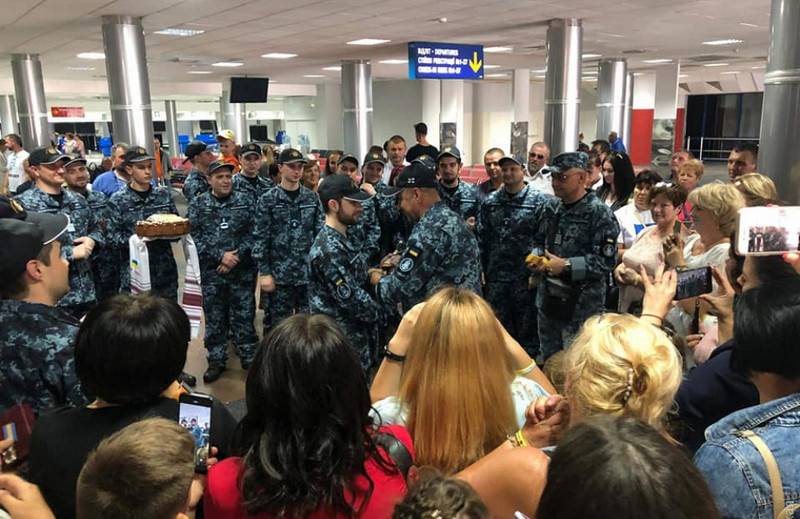 Returning to Ukraine sailors were awarded medals, titles and daggers