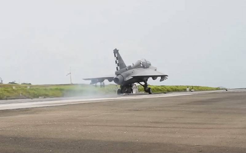 Indien de pont d'un combattant de la Tejas Navy première expérience avec авиафинишером