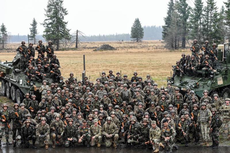 Rouleau avec dansant et chantant des soldats après les enseignements des états-UNIS gagne en popularité en Inde
