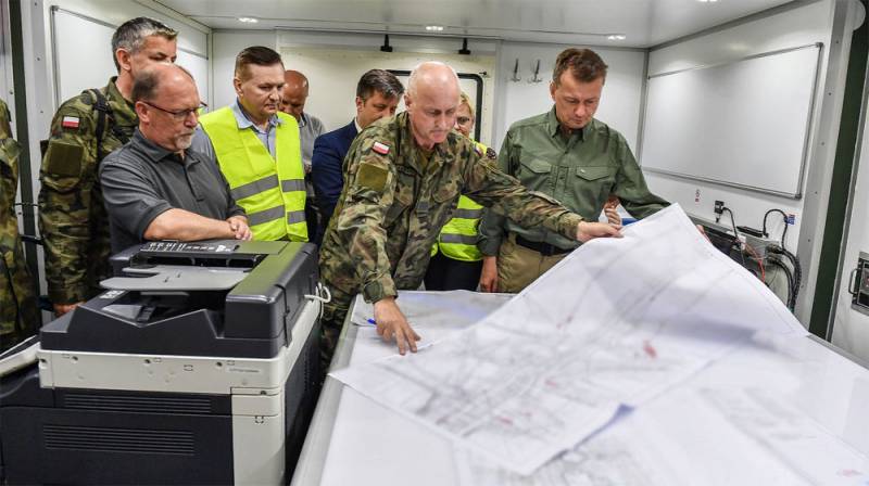Rzeczpospolita: d ' Regierung Polen bereitet sech op de Krich virun; organiséiert Kriegsspiele