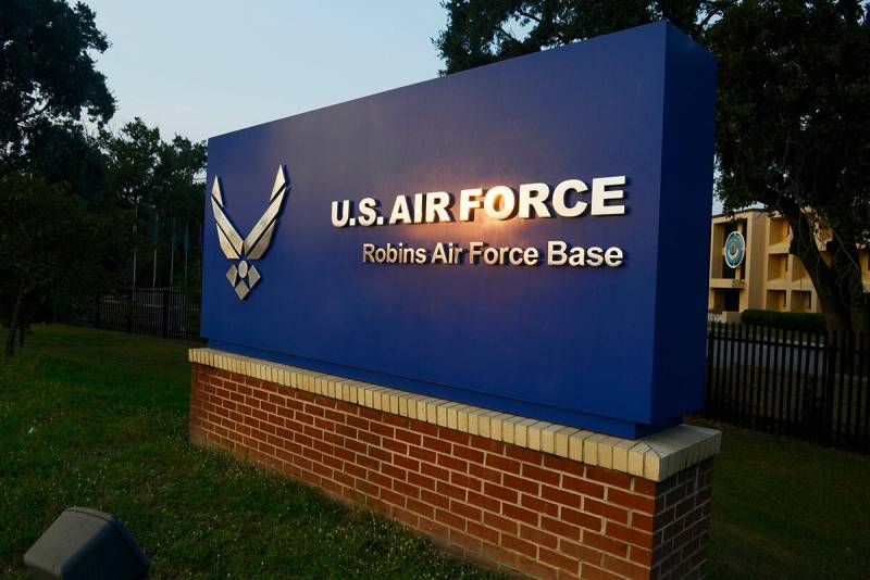 Trois morts lors de la tentative de pénétrer sur la base de la force aérienne des états-UNIS