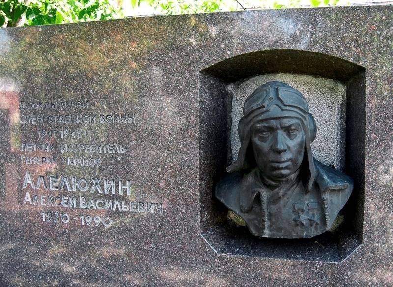 Thirteenth Soviet ACE. Twice Hero of Alelukhin gave aviation a century