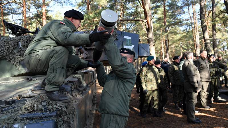 Polish troops with armored vehicles marched to the borders of Ukraine