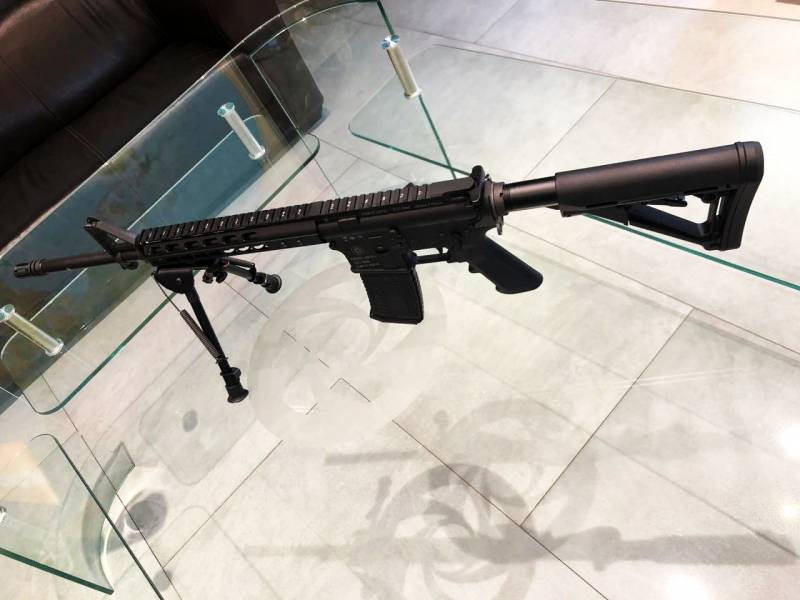 Zu Moskau presentéiert den Analogon vun der amerikanescher AR-15 - der russescher Karabiner ORSIS-AR15J