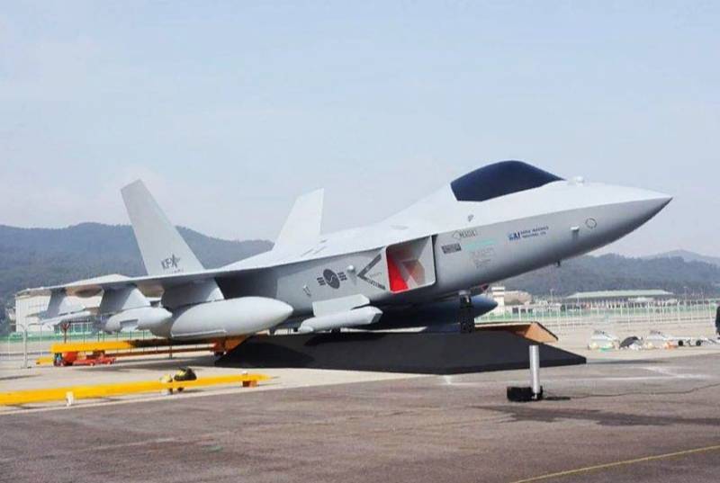 Zu Seoul präsentiert Full-size-Titanic-KF-X - perspektivischen Jagdflugzeuges der 5. Generatioun