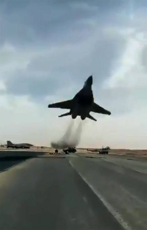 Montre spectaculaire vol à très faible hauteur de Mig-29C de la force aérienne de l'Algérie
