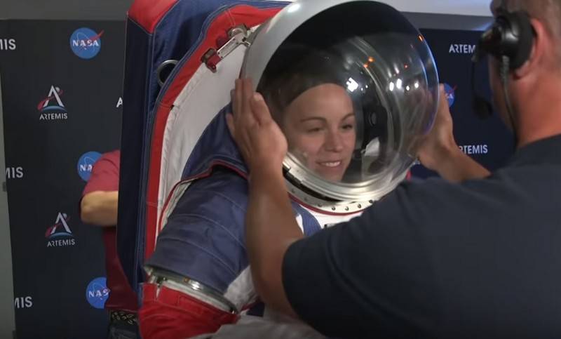 D ' NASA präsentierte déi nei Raumkostümer, déi fir de Fluch zum Mound
