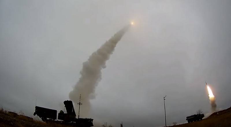 El ministerio de defensa reveló el video de los disparos ЗРС s-400 en el polígono kapustin el barranco