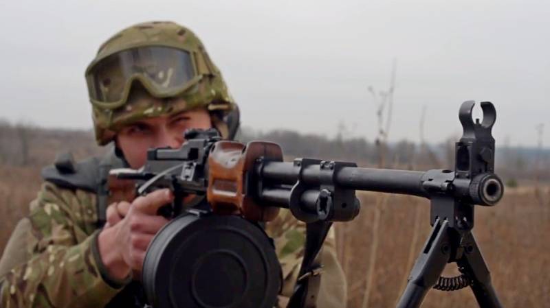 The Vietnamese checked the machine gun Degtyarev for accuracy