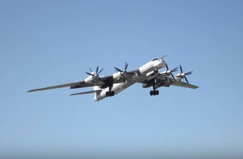 الروسية الاستراتيجيين Tu-95MS القاذفات حلقت فوق مياه البحار ثلاثة