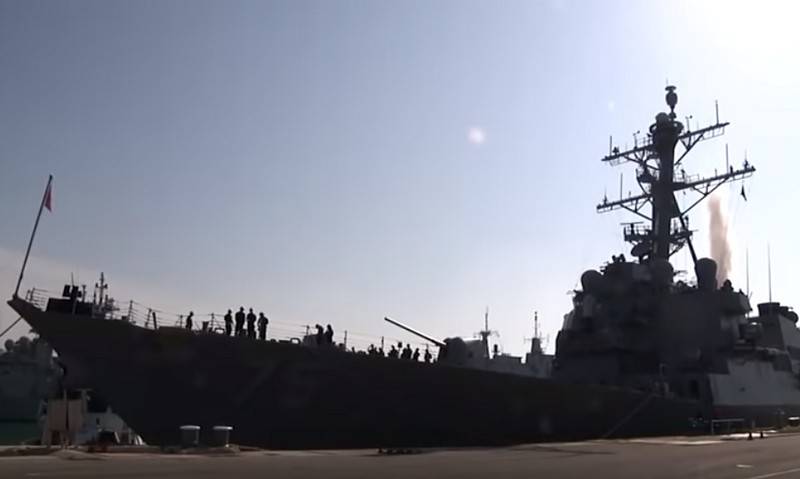 An American destroyer tailed the activities of the Russian Navy in the Arctic