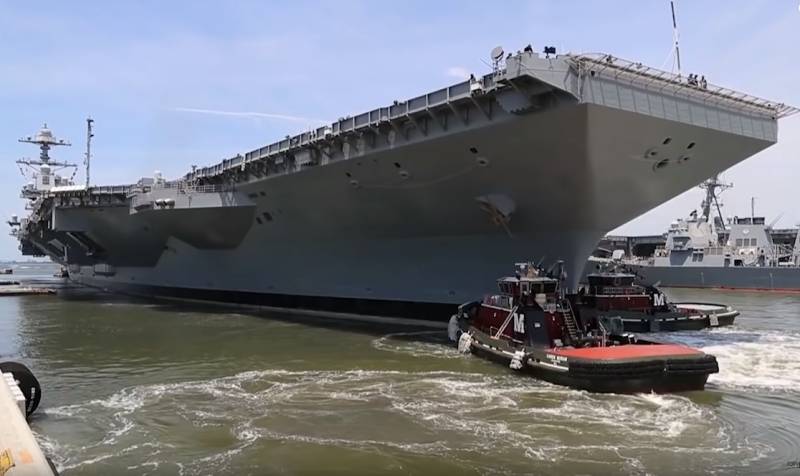 Au Congrès des états-UNIS le plus récent porte-avions «Ford» a barges pour des milliards de dollars