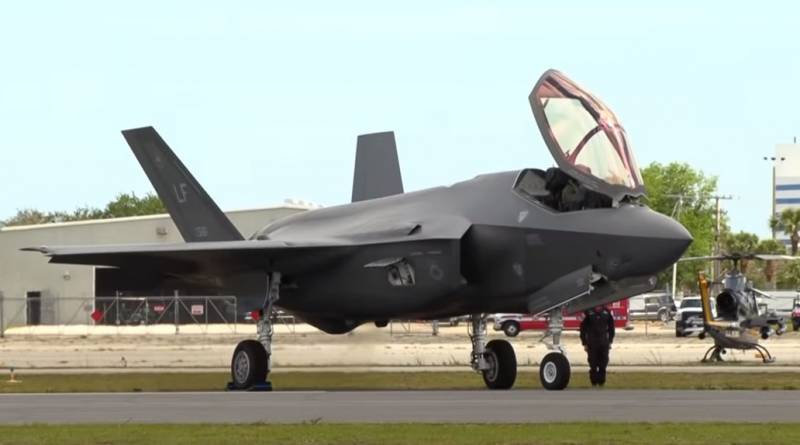 Den éischte Hollännesch F-35 Löschfahrzeuge gefeiert net mat Waasser a Schaum