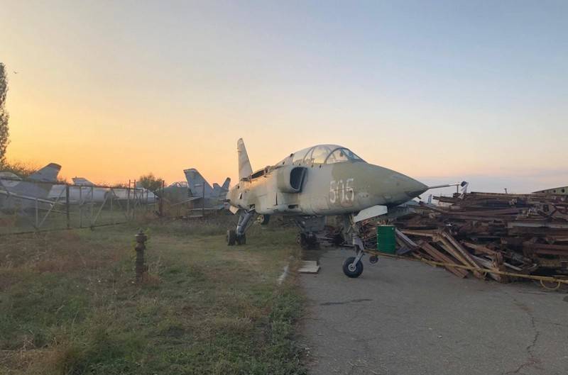 Les serbes retirent avec le stockage et la renvoient sur les armes d'attaque au sol НЈ-22 Орао