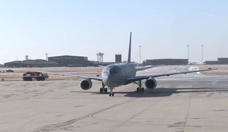 Американдық KC-46 Pegasus тап бұза отырып, ортаға дәл келтіру барысында сынау