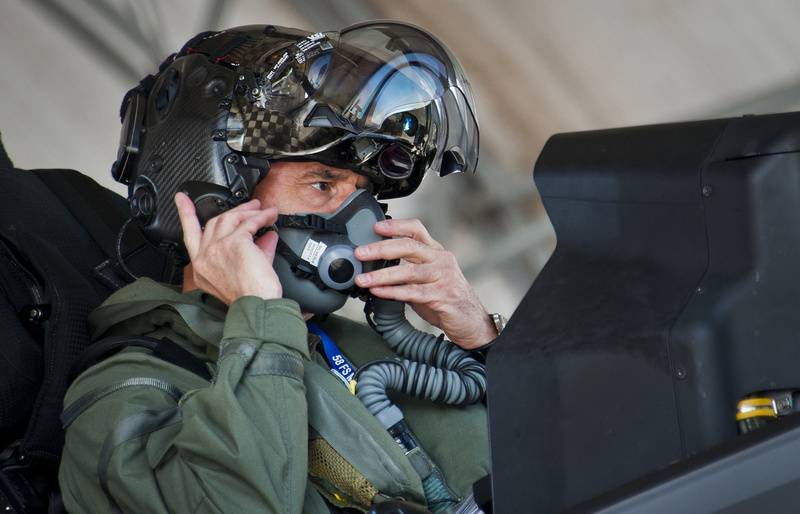 Бұл Lockheed Martin проблемасын шешті-бабына шлемом ұшқыштарды F-35