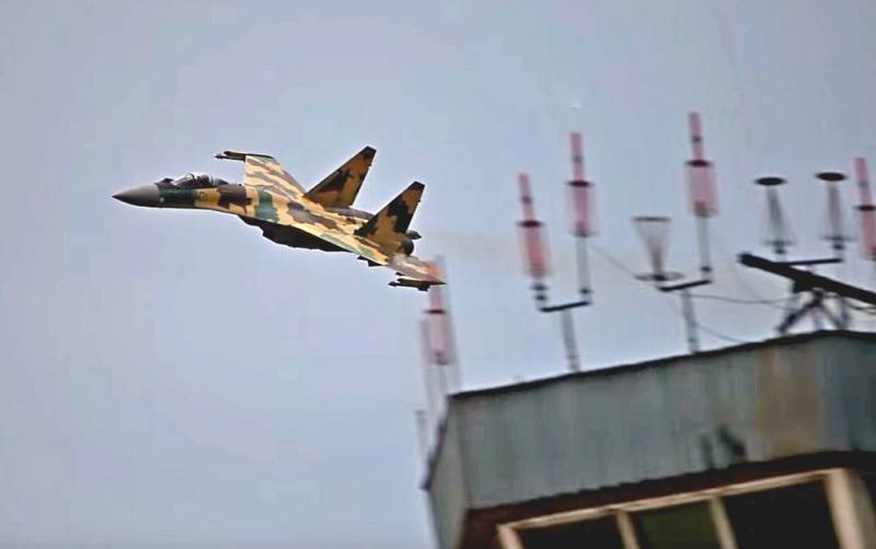 Extreme turns of the Russian su-35 among the houses was caught on video