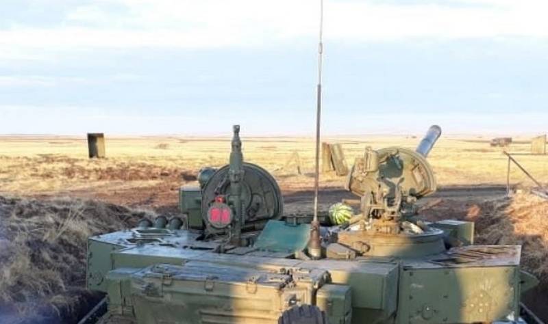 Im Netz ist eine Momentaufnahme Prüfungen Panzer T-72B3 mit installiertem Systems des aktiven Schutzes 
