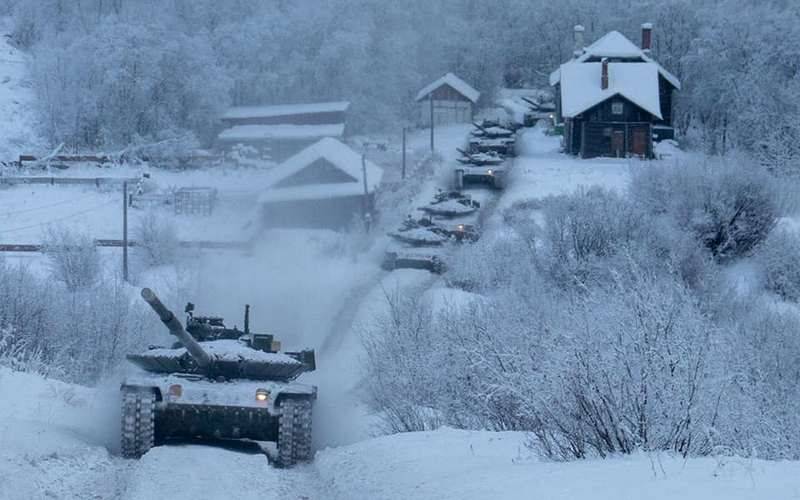 Modernisierte Panzer T-80БВМ Nordflotte ratterten d ' Norwegesch Arméi