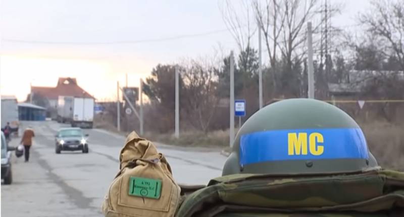 Dans le SOLEIL de la fédération de RUSSIE célèbre la Journée de la militaire de la paix