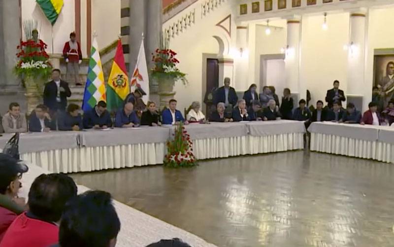 En bolivia, después de госпереворота desconectan el canal de televisión RT