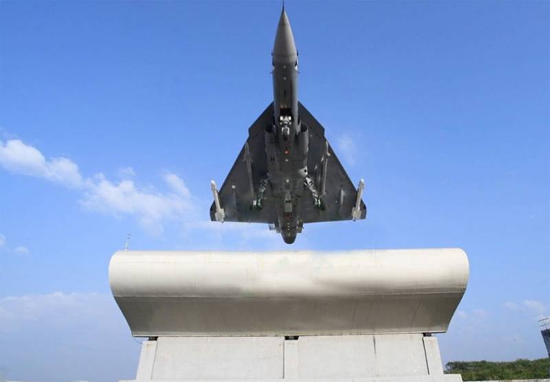 У Індыі выпрабавалі палубную версію Tejas з расейскімі і ізраільскімі ракетамі