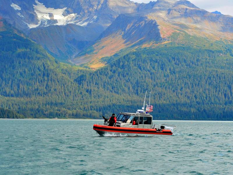 Les bateaux de la MARINE et de la garde Côtière des états-UNIS face au large des côtes de l'Alaska