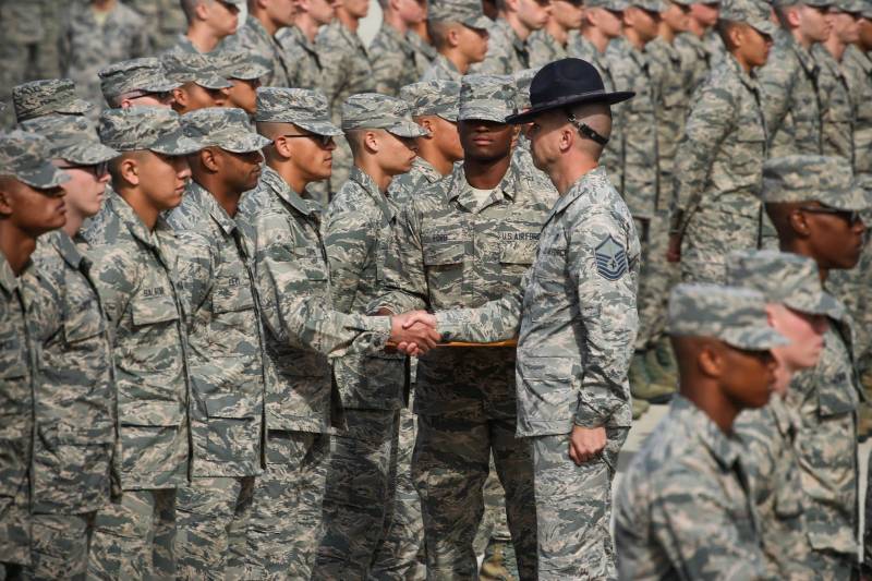 Le pentagone s'inquiète: 46% des militaires des états-UNIS et les membres de leur famille pensent de la fédération de RUSSIE un allié
