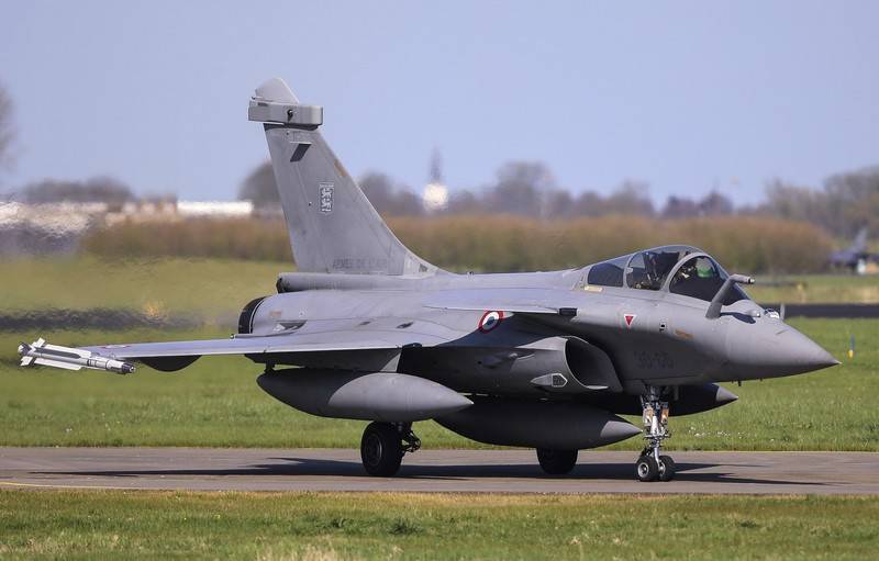 Sił POWIETRZNYCH Francji oficjalnie przyjęty na uzbrojenie modyfikacja myśliwca Rafale F3-R