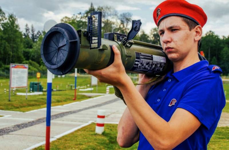 En Norvège, l'a appelé «Юнармию» «милитаристским mouvement»