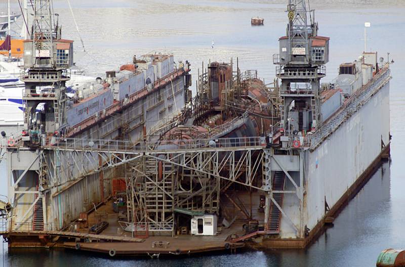 À Sébastopol a coulé retiré quai flottant avec déduit d'un sous-marin