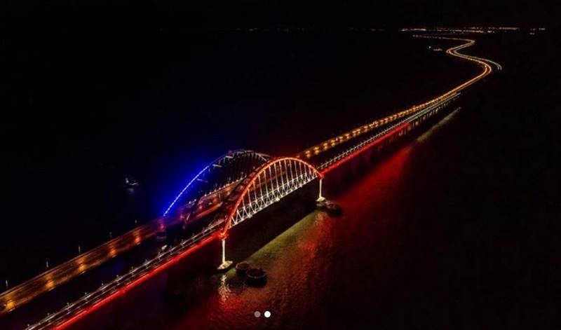 Arc de triomphe au pont de Crimée подсветили couleurs du drapeau russe