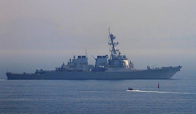 Am Schwaarze Mier gouf en amerikanesche Zerstörer URO Ross (DDG-71)