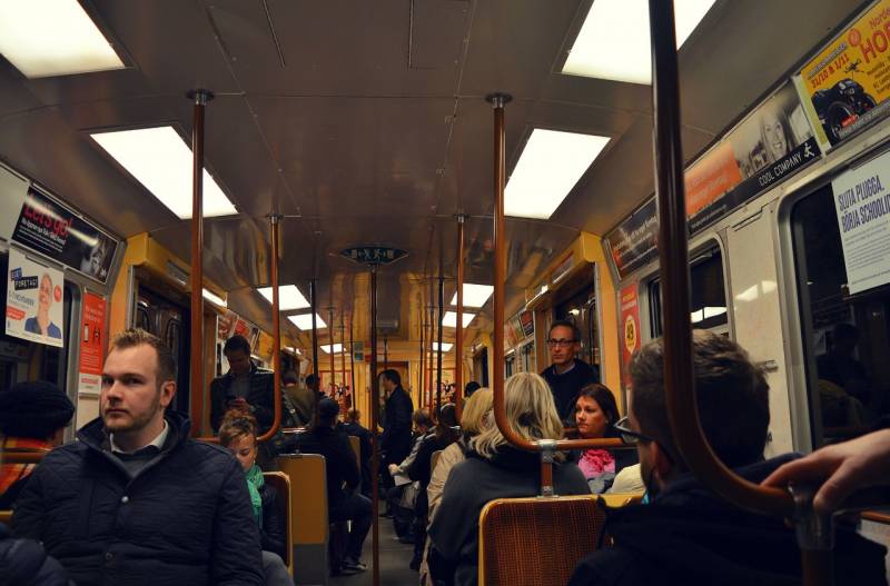 I Stockholm efter en bombetrussel i metroen har anholdt en mand