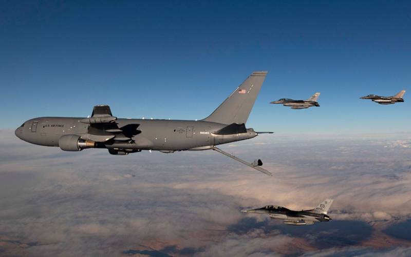 БАҚ: әуе танкері KC-46 зақымдауы мүмкін басқа да ұшақтар қосымша май құйған кезде