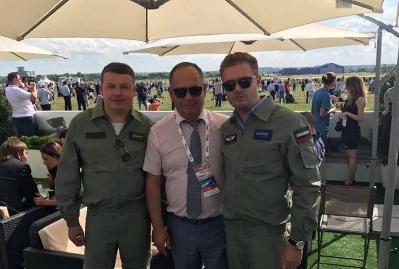 En Ukraine, a été licencié le directeur de l'usine à cause de la photo dans la forme aviateur CONSTITUTIONNELLE de la fédération de RUSSIE