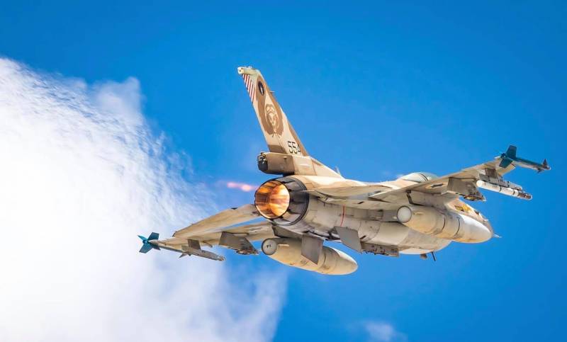 At night, the Israeli air force attacked Gaza in response to rocket fire
