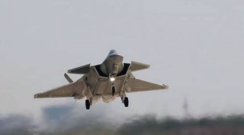 A China erzielt, wat gëtt Kämpfer J-20 Virdeel vis-à-vis vun den F-35 am Luftkampf
