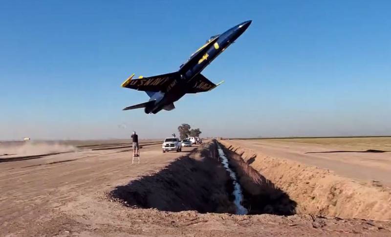 Fighter in the United States covered the spotters sandy cloud at take-off