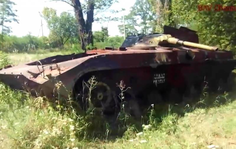 Les militaires ukrainiens ont ouvert la perte de l'armure sur le Donbass