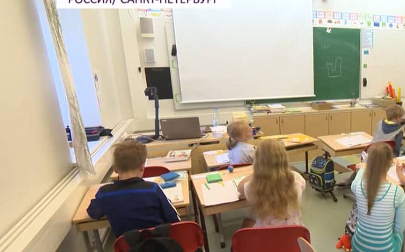 Att lära våra barn att älska Moderlandet: historien om ett land som uppfattar den moderna skolan