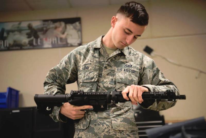GAU-5/A pour les situations anormales. Dans l'armée américaine, maîtrisent le fusil de survie