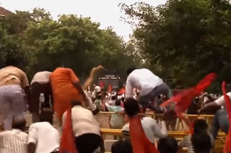 In India, clashes on religious grounds, there are victims