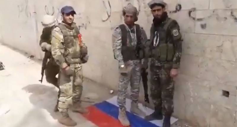 المقاتلين داس على علم روسيا في سراقب مشغول