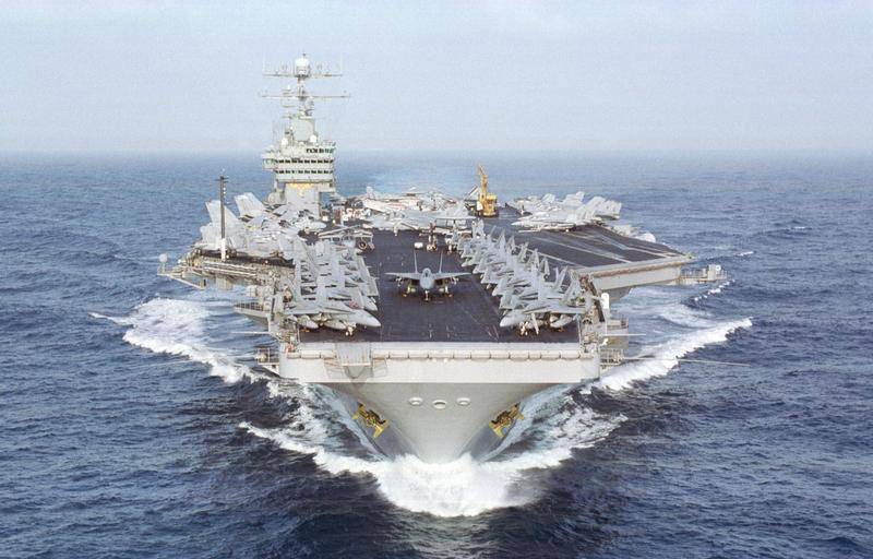 Dans la mer Méditerranée entra АУГ de la MARINE des états-UNIS au chapitre porte-avions Eisenhower»