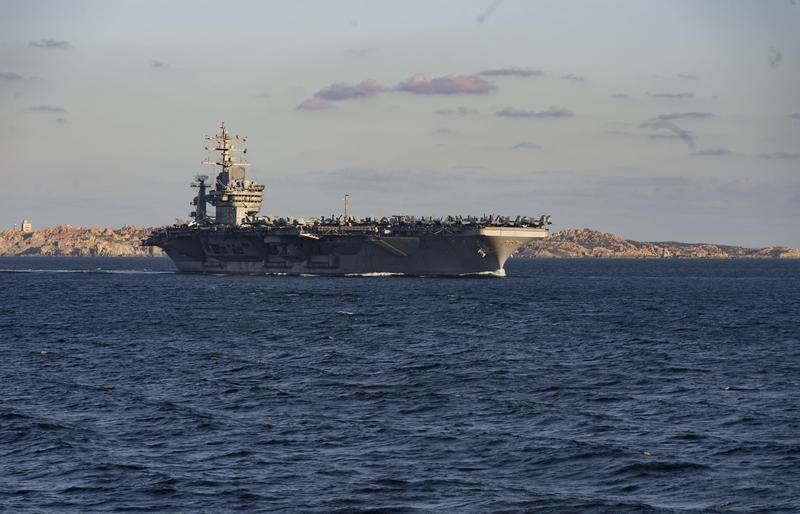 D 'US-Marine nees an d' Léier op der Verdrahtung Marine-Konvois an Europa