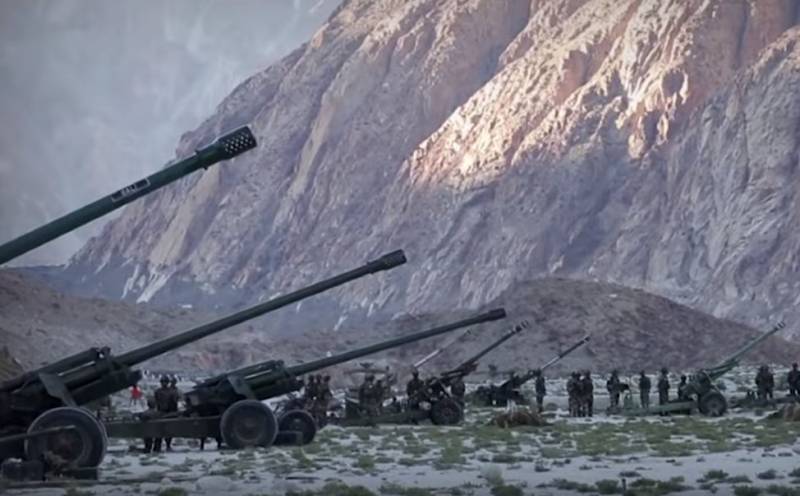 D ' Arméi an Indien ronn koméi Stonnen beschoss aus Anti-Panzer-an Artillerie um Territoire Pakistans