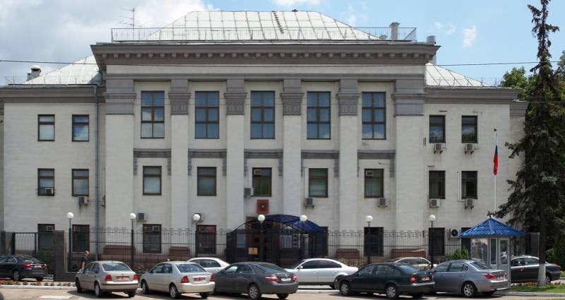 Les autorités de Kiev bradent terre de russie, l'ambassade