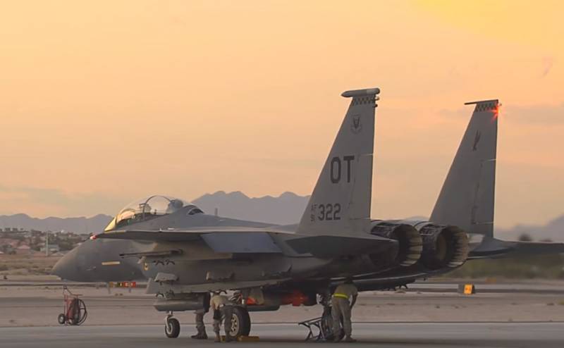 Bei den übungen vun der US-Loftwaff gesinn F-15E mat taktesche nukleare авиабомбами B61-12